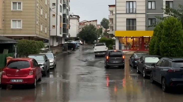 İstanbul’un birçok ilçesinde şiddetli yağış etkili oluyor: Metro girişine su barikatı çekildi
