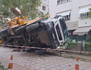 Kadıköy’de devrilen vinç 11 katlı binaya çarptı