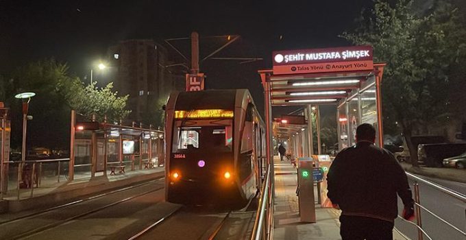 Kayseri Melikgazi’de tramvay kazası: Durağa geçmeye çalışan yayaya çarptı