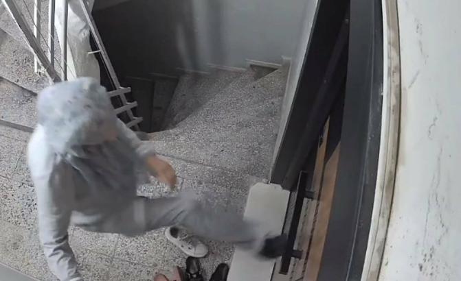 Komşusunun kapısına zarar vermişti! Serbest kaldı, 3 gün sonra aynı adrese dönüp dehşet saçtı
