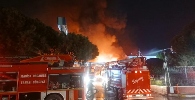 Manisa OSB’de korkutan yangın! Akü fabrikasında yangın çıktı