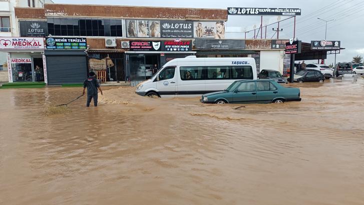Mersin’de sağanak hayatı felç etti! Yollar göle döndü, araçlar sel sularında mahsur kaldı