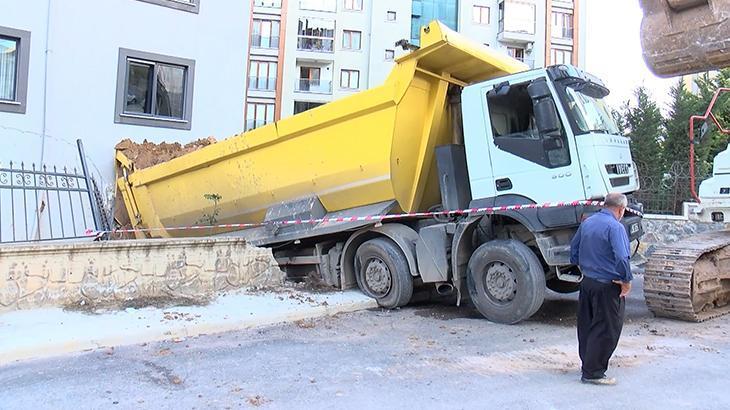 Pendik’te freni boşalan hafriyat kamyonu iş yerine girdi: 1 yaralı