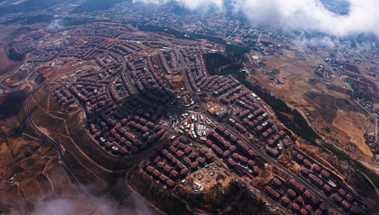 Rus basınından asrın inşa seferberliğine övgü: “İlk köy evleri 45. günde hak sahiplerine teslim edildi