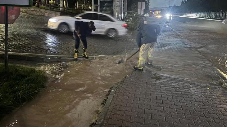 Sağanak yağış birçok ilde hayatı durma noktasına getirdi! Cadde çöktü, ev ve iş yerlerini su bastı