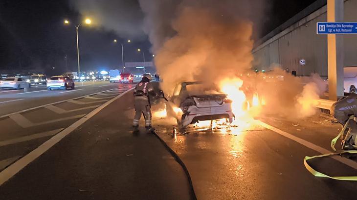 Sarıyer TEM Otoyolu’nda otomobil duran taksiye çarptı! 2 araç yandı, 5 kişi yaralandı