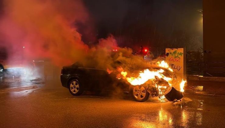 Şaşkına çeviren rahatlık! Alkollü sürücü, yanan arabasını sigara içerek izledi