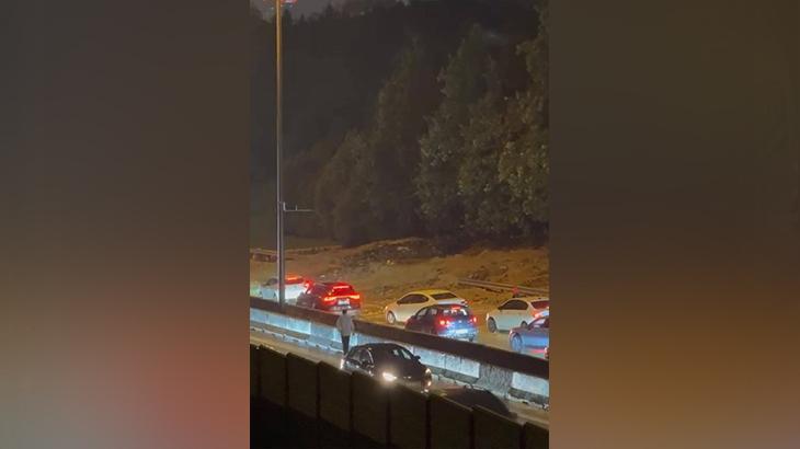 Sel suları toprağı ana yola taşıdı! TEM bağlantı yolu kısmen kapandı: Araçlar çamurda mahsur kaldı
