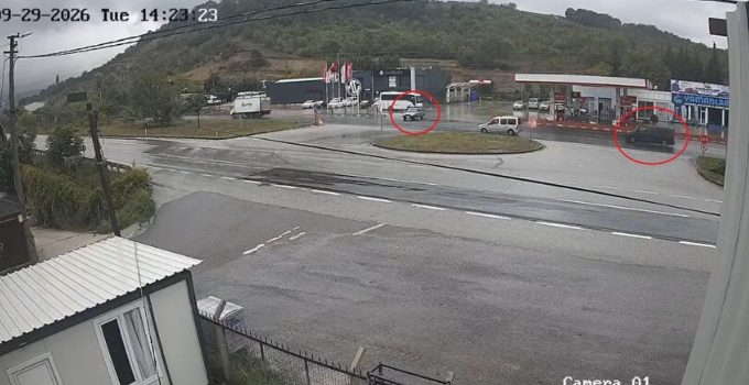 Yalova-Bursa yolunda feci kaza kamerada! Otomobil ikiye bölündü, sürücü öldü