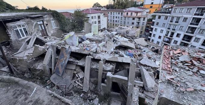 Zonguldak’ta çöken binada can kaybı! Bölgede tahliyeler başladı, 13 daire boşaltıldı